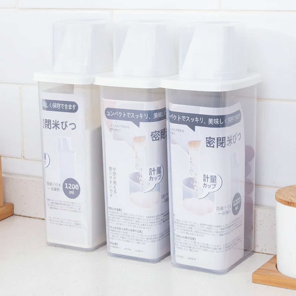 密閉米びつ (Airtight Rice Container) with Integrated Measuring Cup